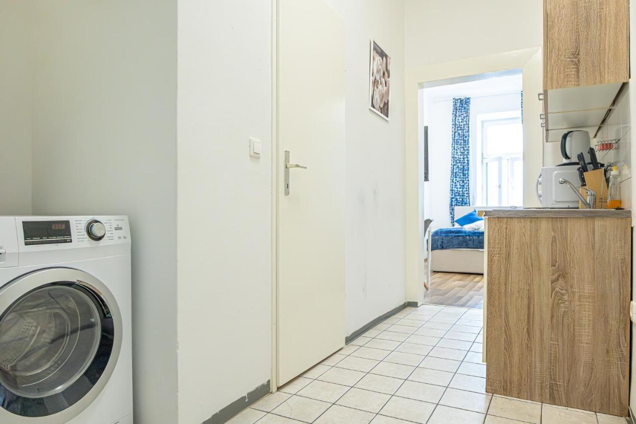 Modern Comforts: Chic Studio Apt Centrally Located Вена Экстерьер фото