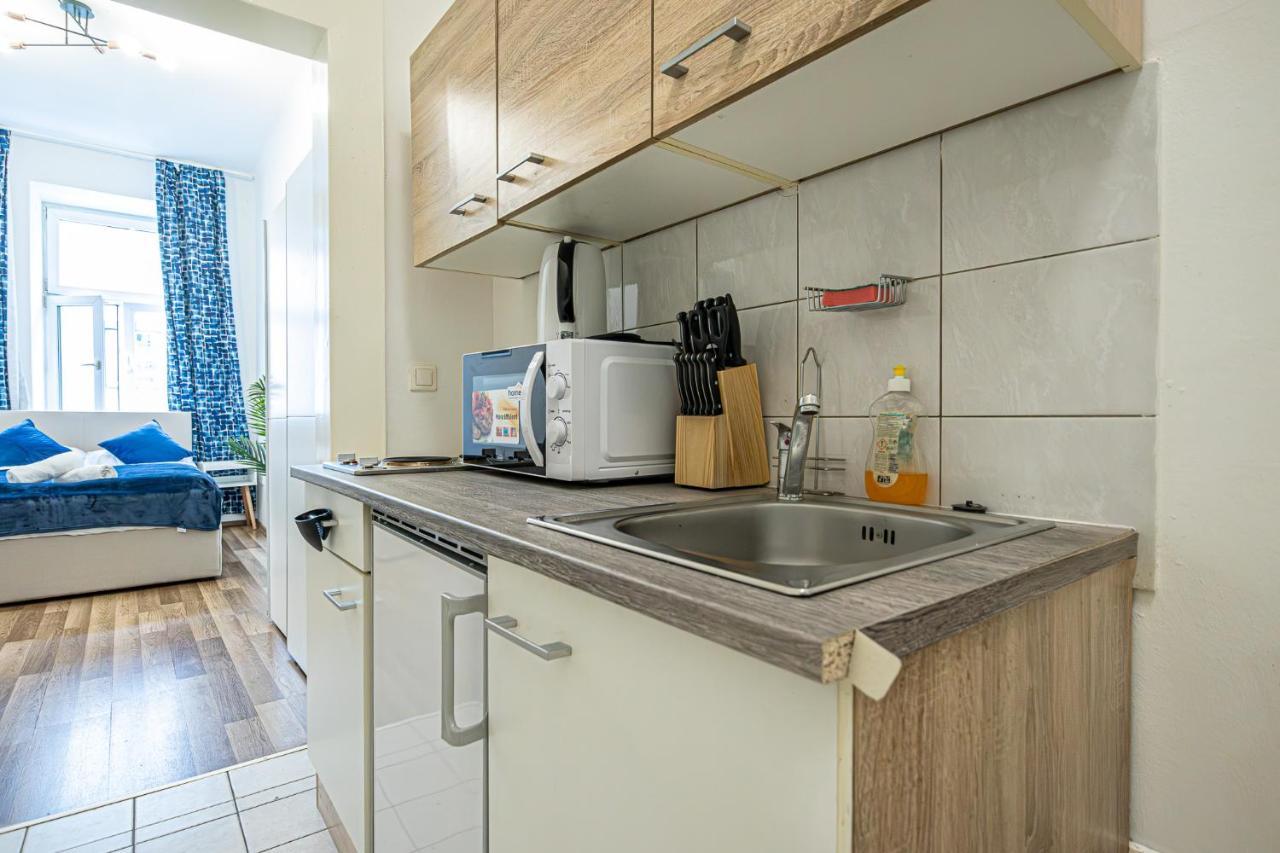 Modern Comforts: Chic Studio Apt Centrally Located Вена Экстерьер фото